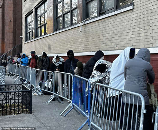 Los programas para migrantes de Nueva York están colapsando a medida que aumentan las tensiones raciales y la discriminación.