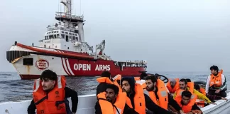 Italia multa y bloquea durante 20 días al barco de Open Arms por «obstaculizar a una patrullera libia» durante un rescate