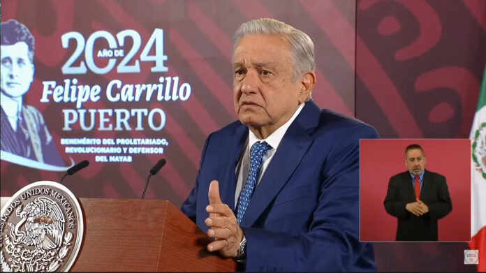 Para defender a la exjefa de Gobierno de la capital, Claudia Sheinbaum, AMLO insiste en que hay una conspiración en contra suya que se remonta a 2006.