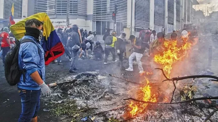 Las fuerzas armadas patrullan la ciudad de tres millones de habitantes tras la impresionante ola de violencia que ha provocado la muerte de 15 personas por todo el país