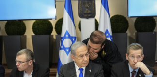 El presidente de Israel Benjamin Netanyahu ordenó el retiro de miles de tropas de Gaza al tiempo que la Suprema Corte rechaza sus reformas.