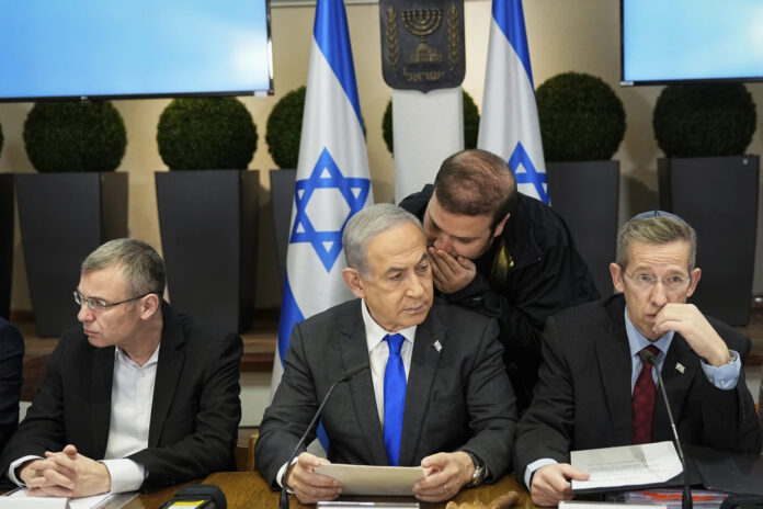 El presidente de Israel Benjamin Netanyahu ordenó el retiro de miles de tropas de Gaza al tiempo que la Suprema Corte rechaza sus reformas.