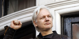 Julian Assange en la embajada de Ecuador en 2017. Foto: Franck Augstein / AP