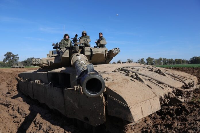 Israeli troops maneuver near border with Gaza Tras los bombardeos de Israel, 14 cuerpos fueron recuperados de los escombros, entre éstos, los de cinco niños, más 40 milicianos en Gaza.