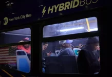 Nueva York restringe acogida de migrantes por traslados de Texas Nueva York endurece su política de acogida ante el traslado de miles de migrantes en autobuses desde Texas a ciudades santuarios.