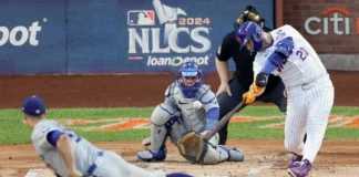 Pete Alonso conectó un jonrón de tres carreras en la primera entrada al abridor Jack Flaherty, el cual dio inicio a la poderosa ofensiva local camino a la victoria. Foto Ap