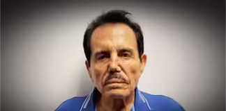 Ismael 'El Mayo' Zambada acudió ayer al Tribunal de Distrito del Este de Nueva York vestido con el uniforme de reo café claro y escuchó sin mostrar emociones los detalles sobre su proceso, en preparación para un posible juicio.