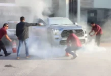 Se incendia camioneta donde viajaba Gerardo Fernández Noroña