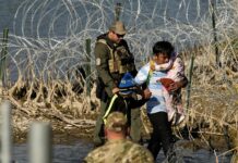 Corte de apelaciones impide a Biden remover cercas de púas en frontera de Texas