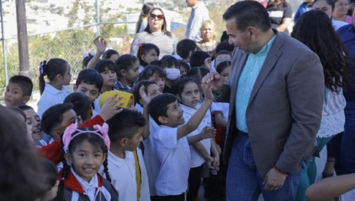 Cruz Pérez cuellar con niños