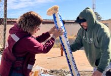 Desarrollo Social entrega impermeabilizantes a vecinos del poniente de la ciudad