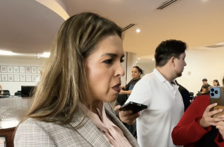 Evade Xóchitl Contreras responder sobre sus ausencias e insulta a la prensa ante cuestionamientos por presunto nepotismo
