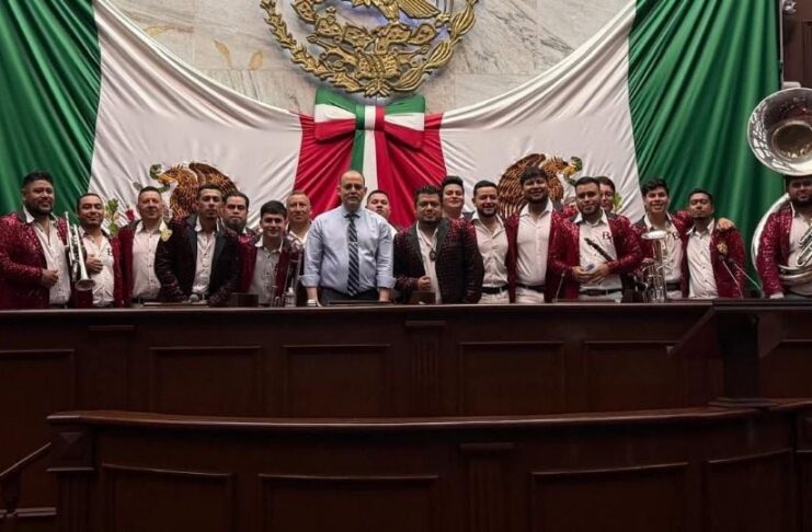Investigan al presidente del Congreso de Michoacán por cantar narcocorrido en el Pleno