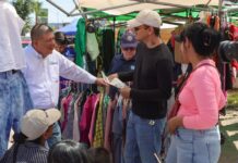 Recorre César Jáuregui el tianguis Equus; comerciantes plantean demandas de infraestructura y organización