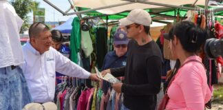 Recorre César Jáuregui el tianguis Equus; comerciantes plantean demandas de infraestructura y organización