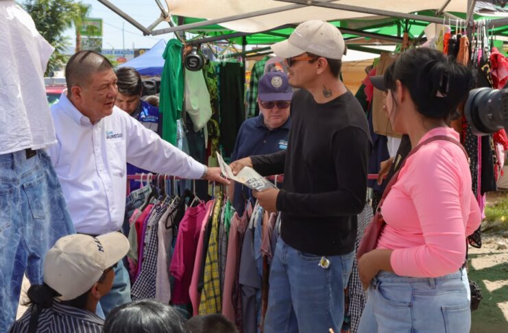 Recorre César Jáuregui el tianguis Equus; comerciantes plantean demandas de infraestructura y organización