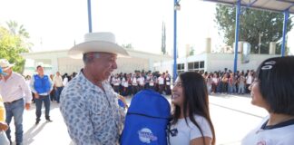 Arturo Zubía entrega más de 1,800 paquetes de útiles escolares y mochilas a estudiantes de Jiménez