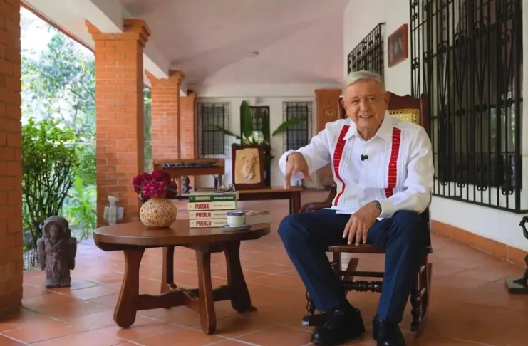 Reaparece AMLO: presenta libro, ataca a la prensa y da espaldarazo a Sheinbaum