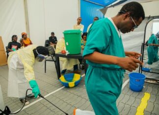 Asesinan a enfermera en el Congo durante ataque a la OMS; brote de ébola supera los 9,800 casos
