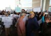 Panistas y simpatizantes de César Jáuregui protestan afuera del Tribunal por su detención