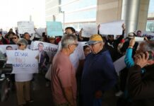 Panistas y simpatizantes de César Jáuregui protestan afuera del Tribunal por su detención