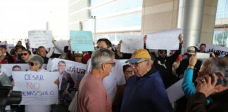 Panistas y simpatizantes de César Jáuregui protestan afuera del Tribunal por su detención