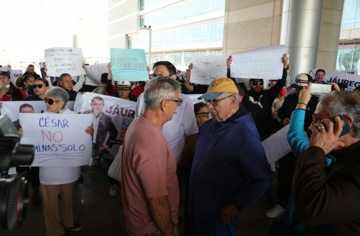 Panistas y simpatizantes de César Jáuregui protestan afuera del Tribunal por su detención